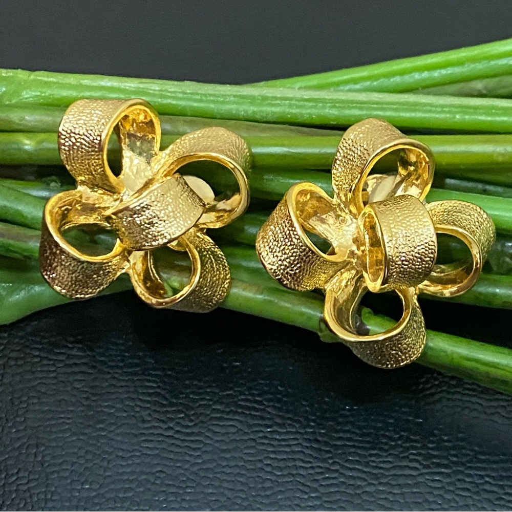 Vintage KJL Kenneth Jay Lane Textured Gold-tone 3D Ribbon Bow Earrings 27.6g
